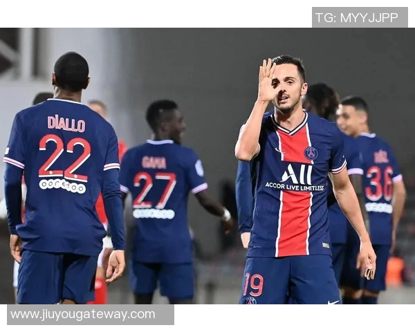 欧冠激战莱比锡狂胜巴黎圣日耳曼6-2赛场瞬间引发热烈讨论与焦点分析